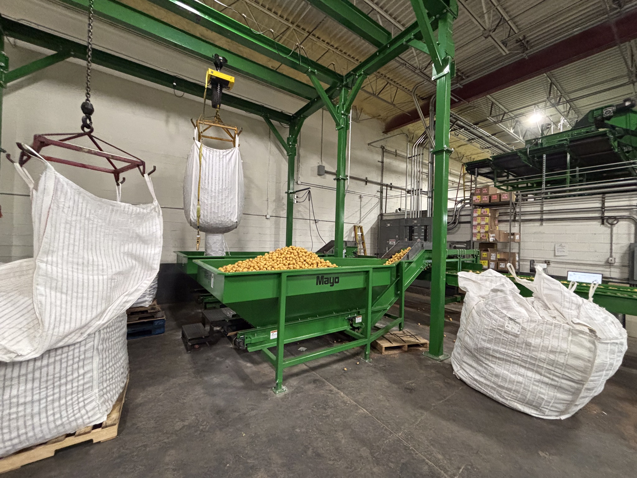 TOTE BAG HOIST AND HOPPER